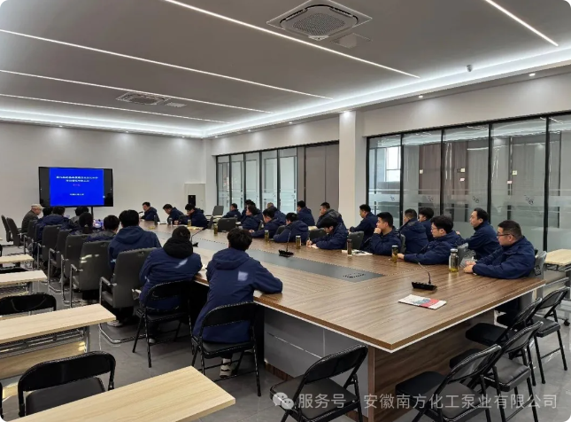 Professor Mou Jiegang a Sinis Jiliang University visitavit Anhui Meridionalis Chemical Pump Co., Ltd. ad proprias disciplinas centrifugas soleatus ducere.